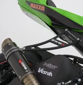 -ZX6R 07-10 Black Exhaust Hanger + footrest blanking plate LHS